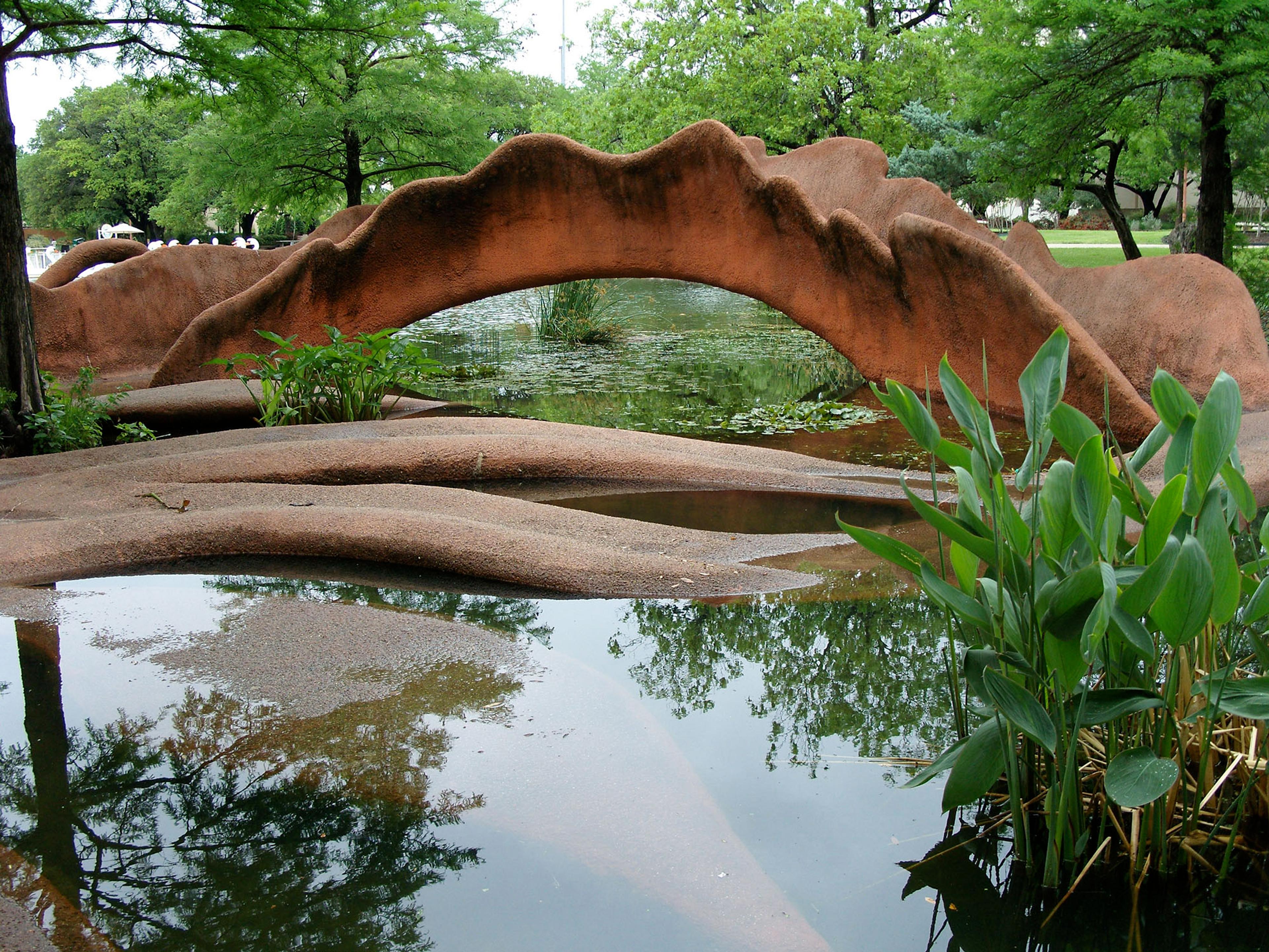 Patricia Johanson. Fair Park Lagoon, Dallas, Texas (1981–86). Photo courtesy of the artist