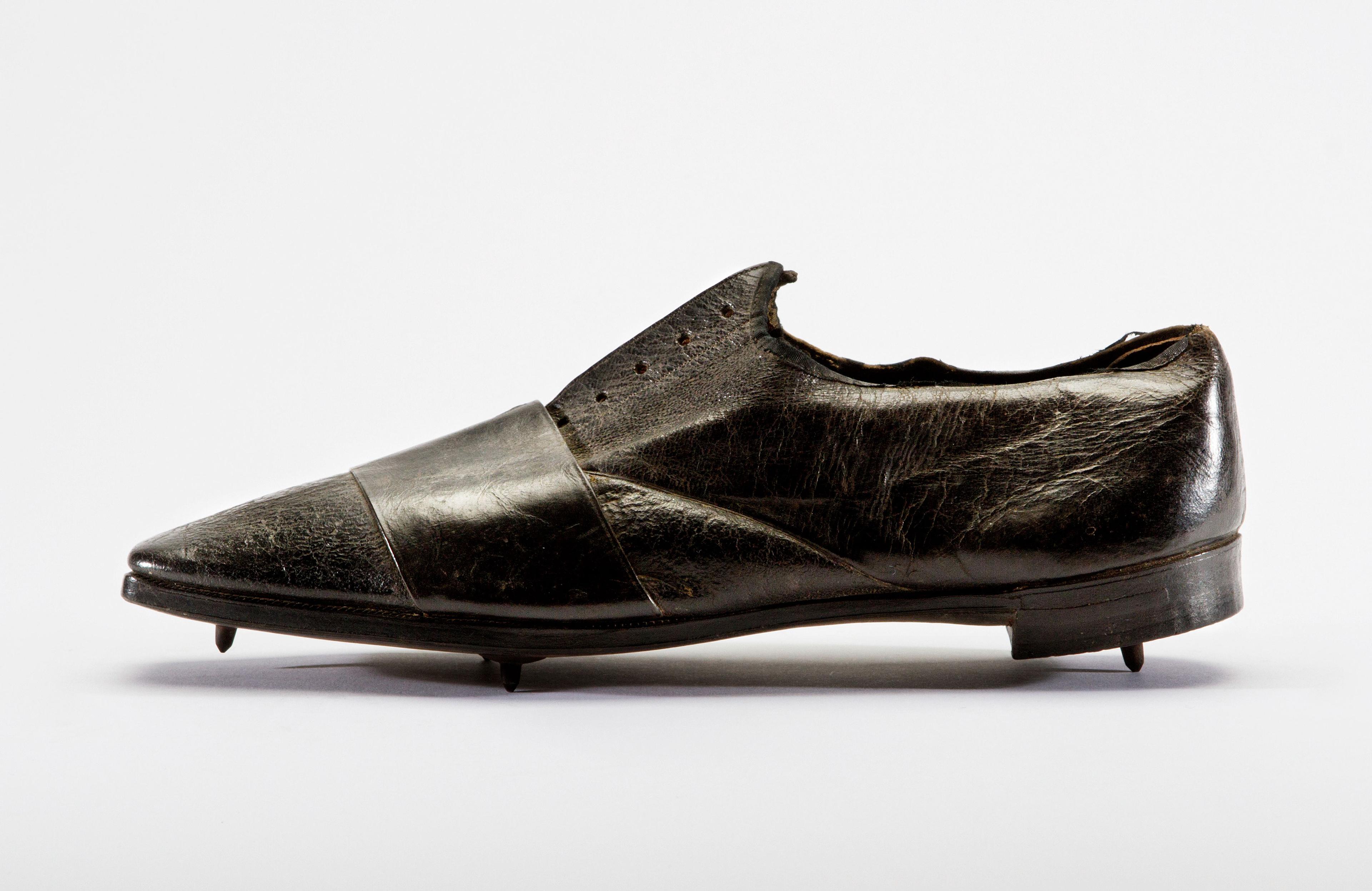 Thomas Dutton and Thorowgood. Running Shoe, 1860–65. Northampton Museums and Art Gallery, Northampton, UK. (Photo: Greg Washington. Courtesy American Federation of Arts/Bata Shoe Museum)