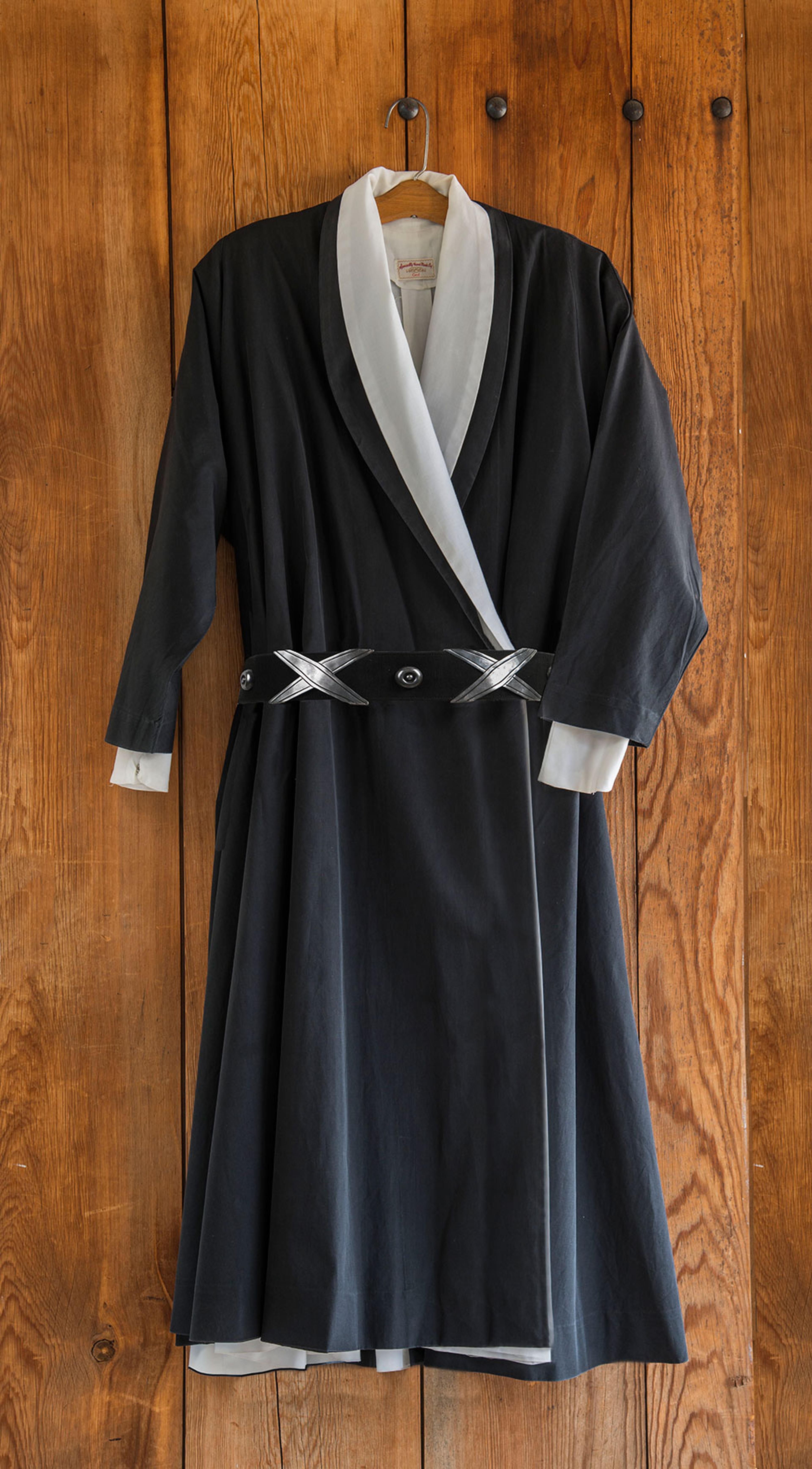 Wrap Dress, circa 1960s–70s. Black cotton. Inner garment: Carol Sarkisian (American, 1936–2013). Wrap dress, circa 1970s. White cotton. Georgia O’Keeffe Museum, Santa Fe, N.M., 2000.03.0601 and 2000.03.0410. (Photo: © Gavin Ashworth)