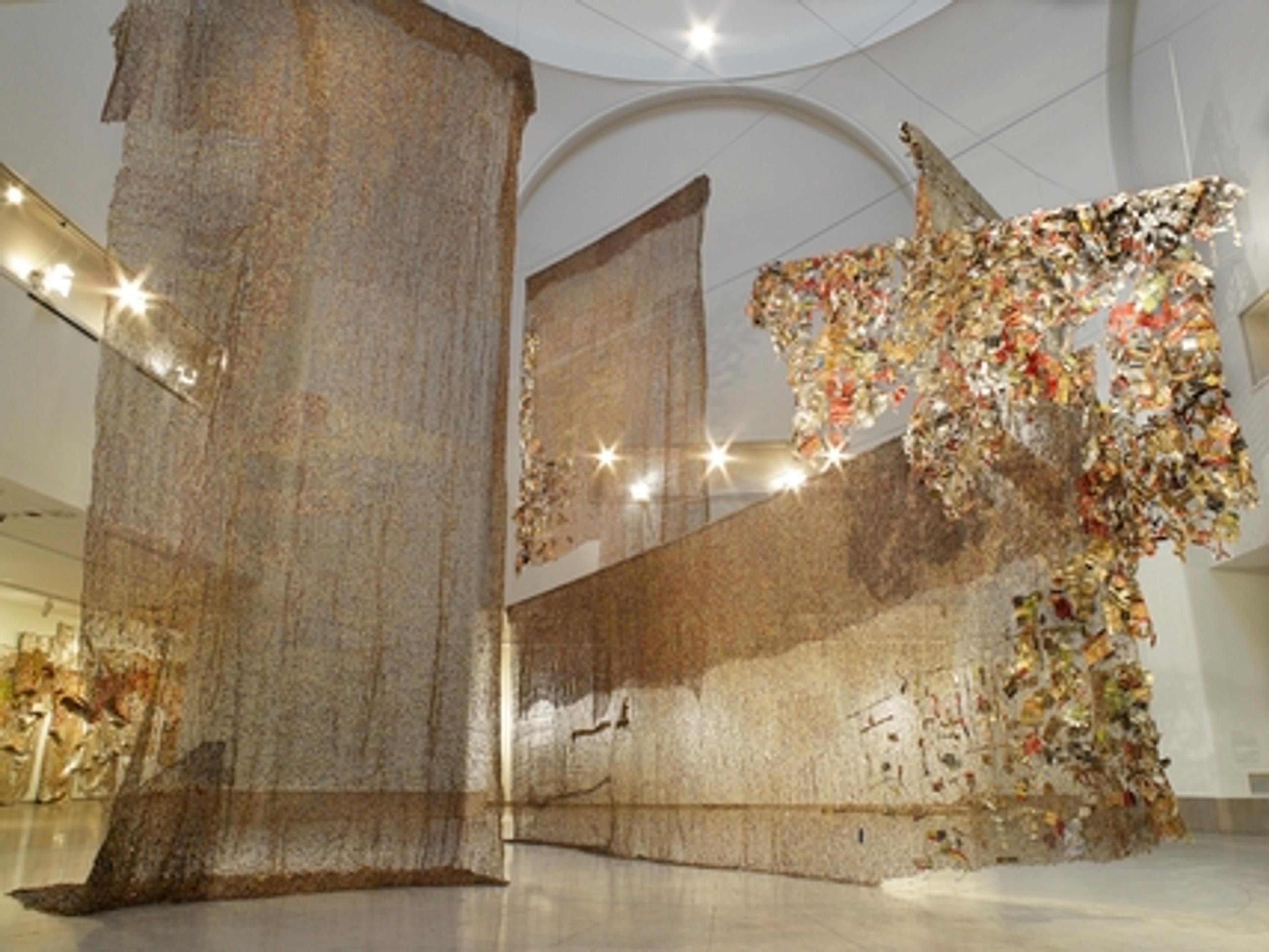 El Anatsui (Ghanaian, b. 1944). Gli (Wall), 2010. Aluminum and copper wire, installation at the Brooklyn Museum, dimensions variable. Courtesy of the artist and Jack Shainman Gallery, New York. Brooklyn Museum photograph