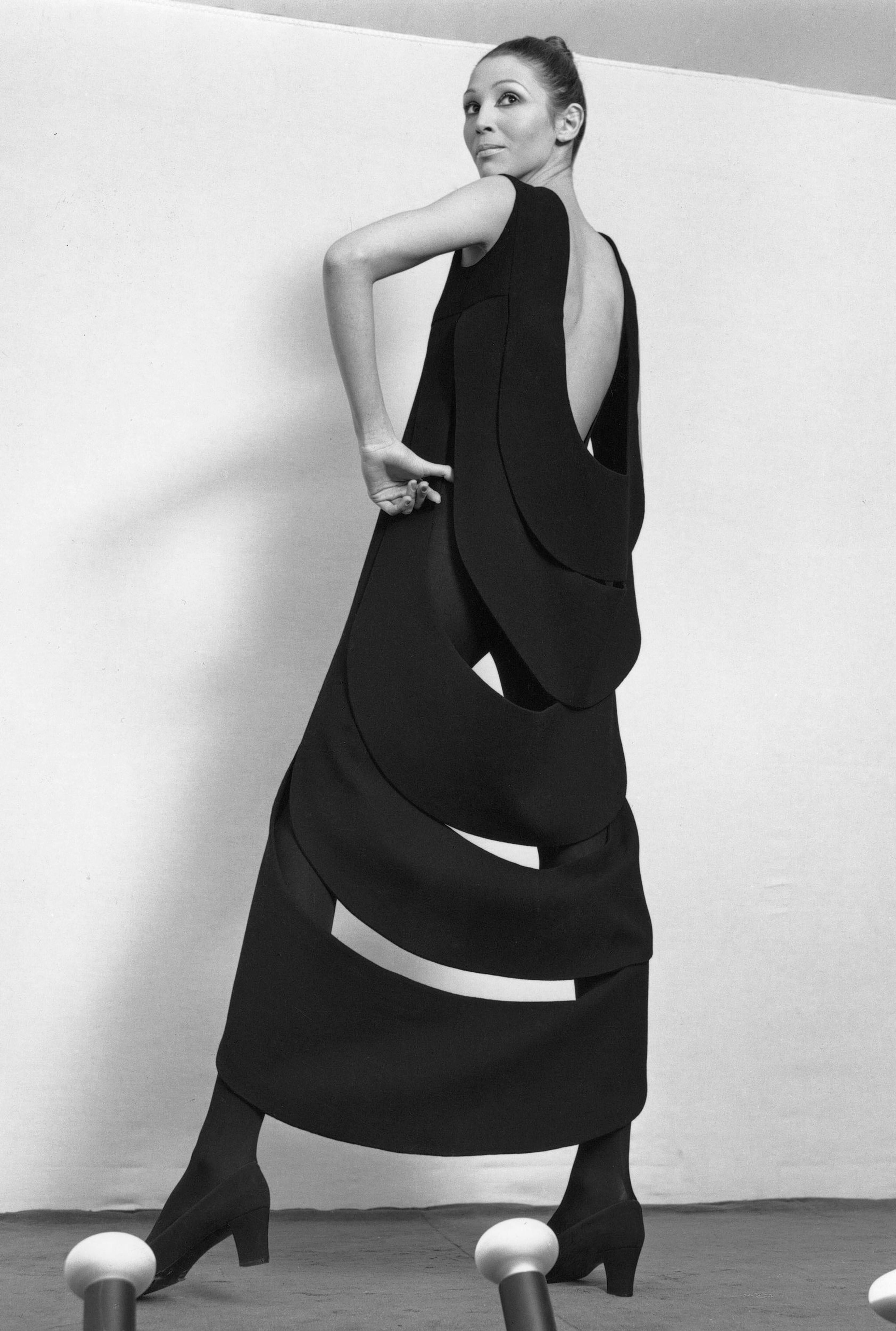 Pierre Cardin dress with kinetic back, 1970. (Photo: Yoshi Takata. Courtesy of Archives Pierre Cardin. © Archives Pierre Cardin)