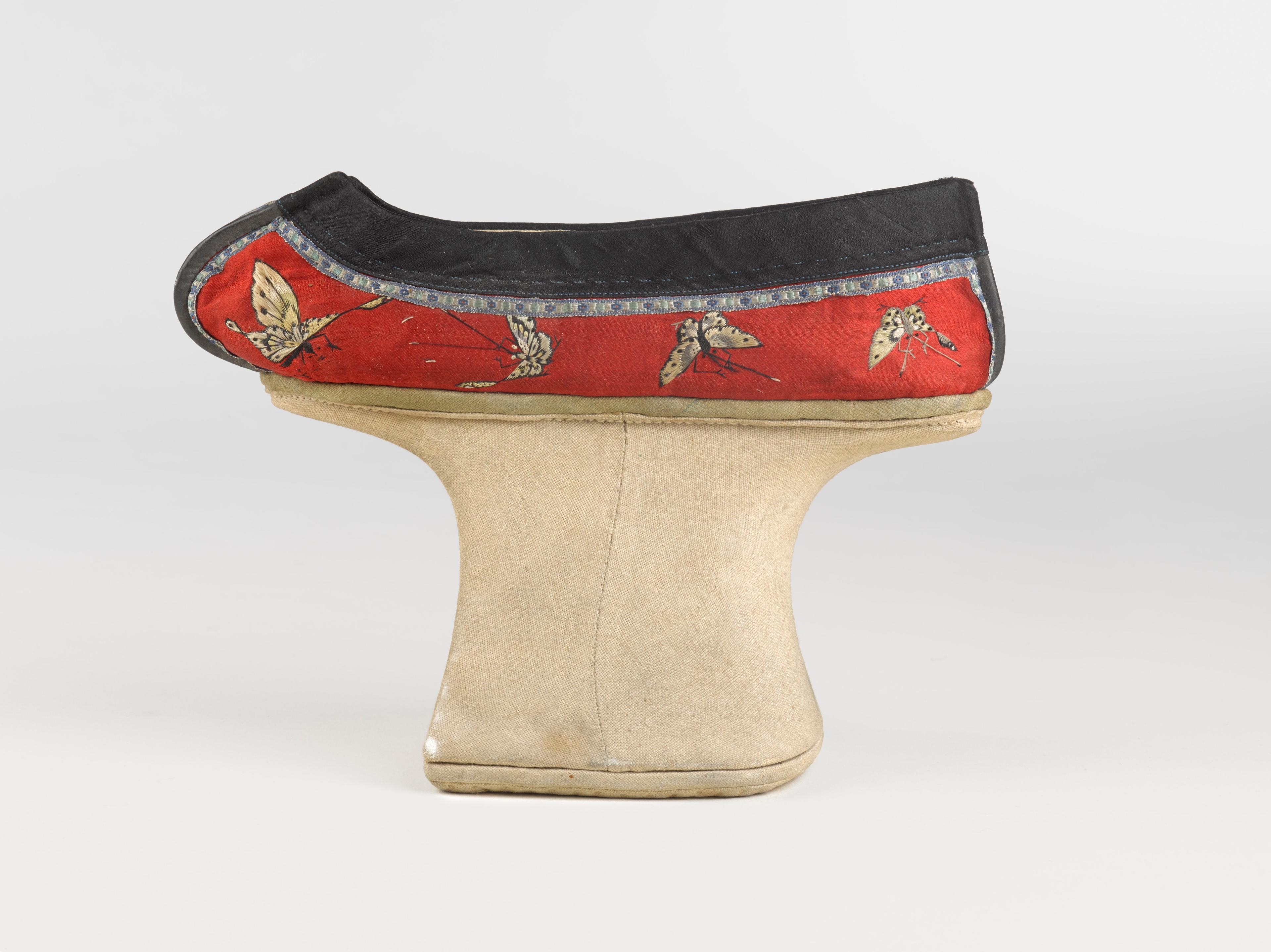 Chinese. Manchu Woman’s Shoe, Qing Dynasty, 19th century. Cotton, embroidered satin-weave silk. Brooklyn Museum, Brooklyn Museum Collection, 34.1060a, b. Photo: Sarah DeSantis, Brooklyn Museum