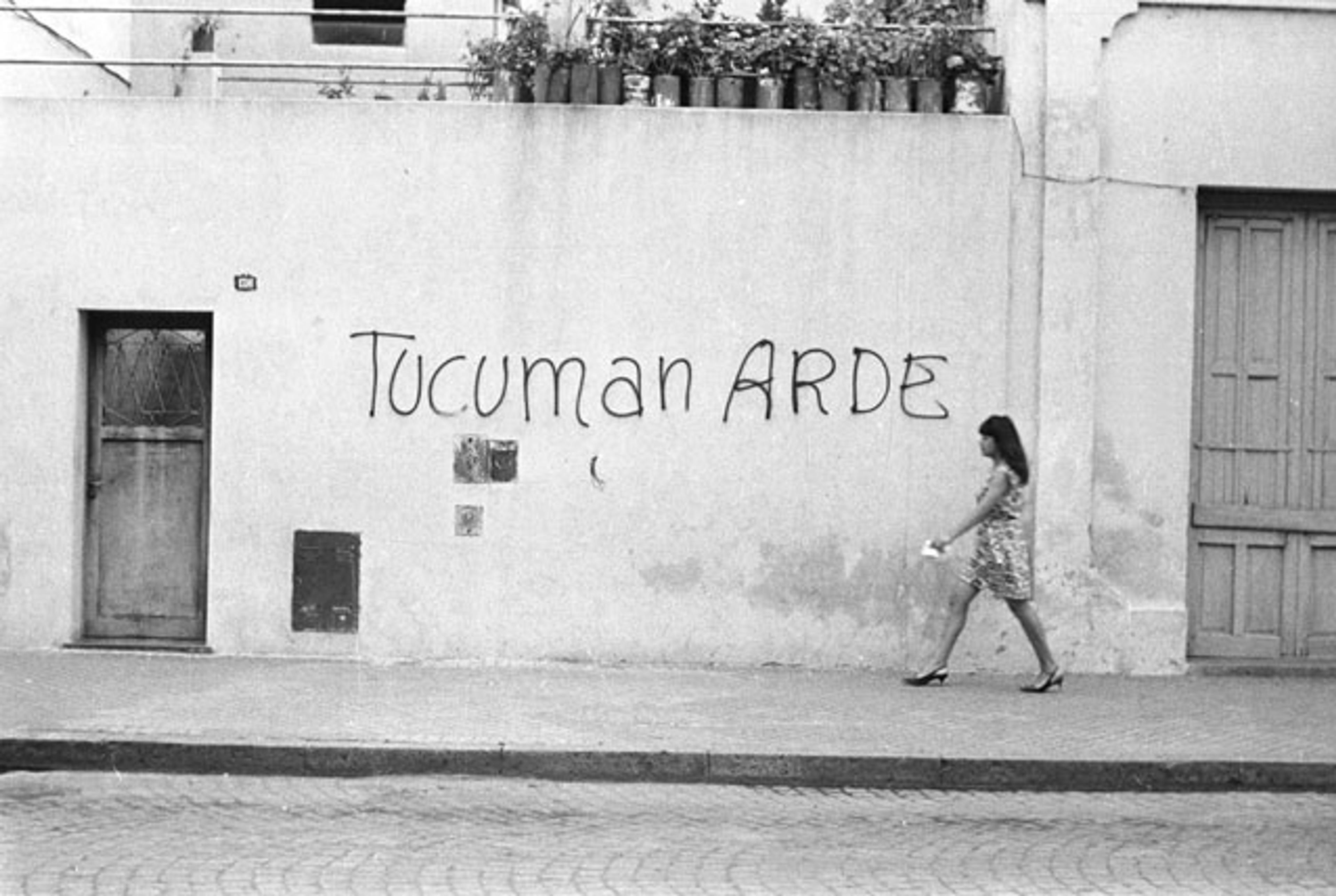 Rosario Group. Tucumán Arde (Tucumán Is Burning) Publicity Campaign (2nd Step), 1968. Graffiti. Archivo Graciela Carnevale, Rosario, Argentina. © Grupo de Artistas de Vanguardia (Avant Garde Artists Group). (Photo: Avant Garde Artists Group)