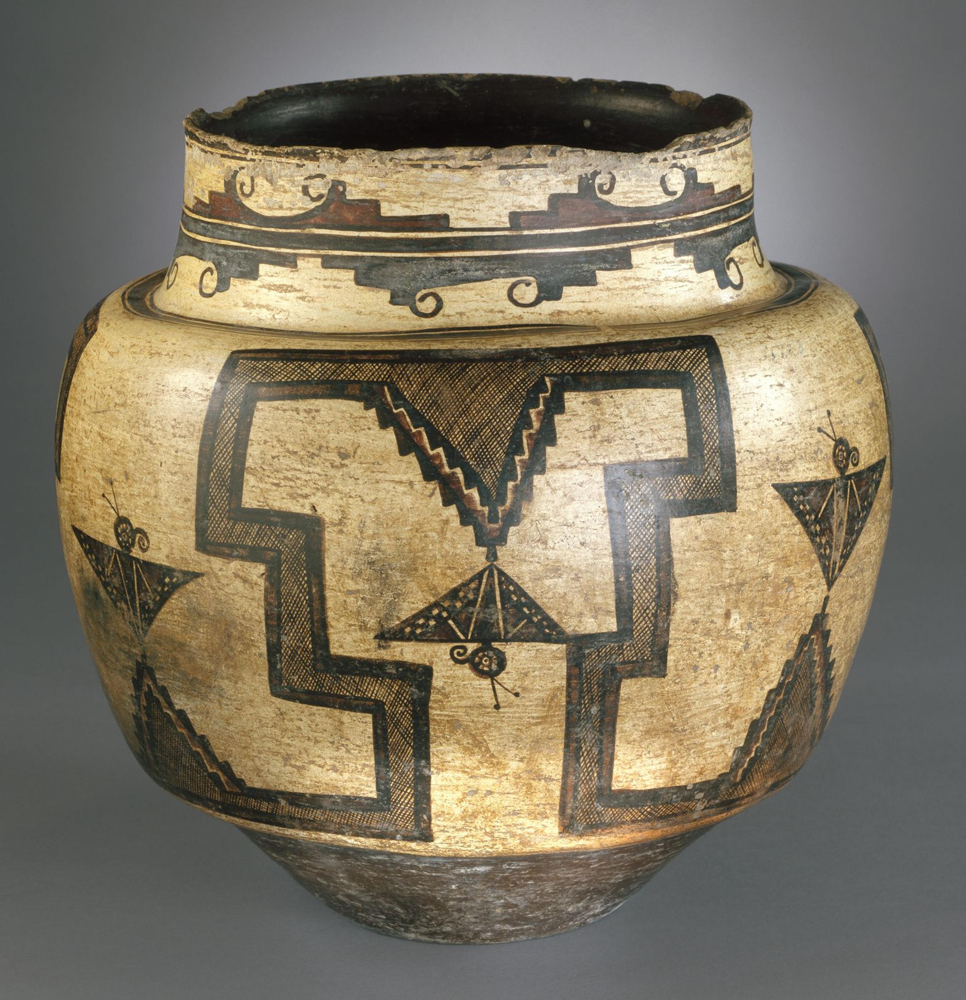 A:shiwi (Zuni) artist. Water Jar, 1825–50. Clay, pigment, 123/4 × 123/4 in. (31.5 × 31.5 cm). Brooklyn Museum; Museum Expedition 1903, Museum Collection Fund, 03.325.4723. (Photo: Brooklyn Museum)