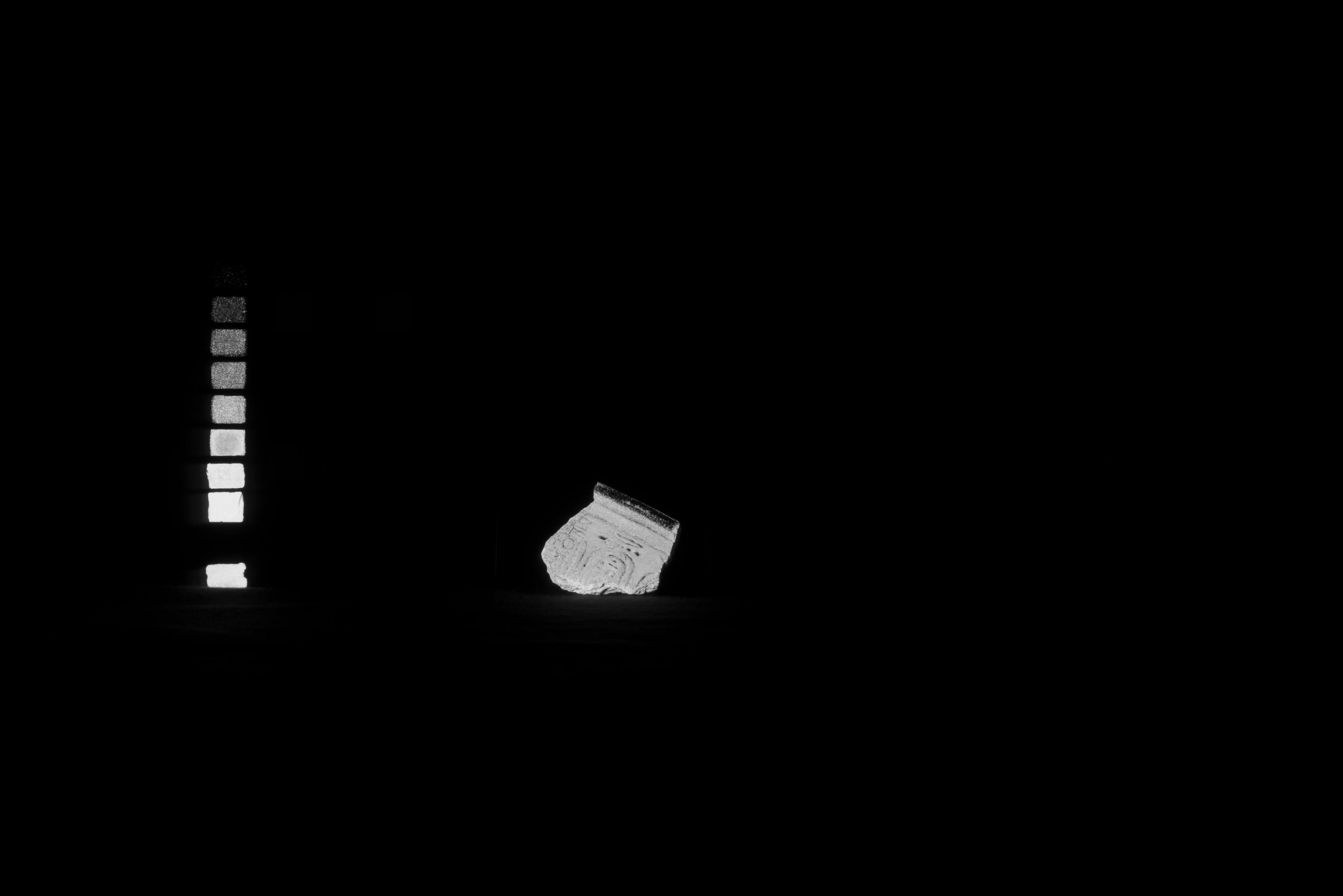 The Egyptian blue frit fragment (16.621) and the three blue-painted ware fragments (74.47.2, 74.47.4, 74.47.6) captured under visible light (top). The Egyptian blue frit fragment fluoresces under VIL; the other fragments do not (bottom). (Photos: Brooklyn Museum)