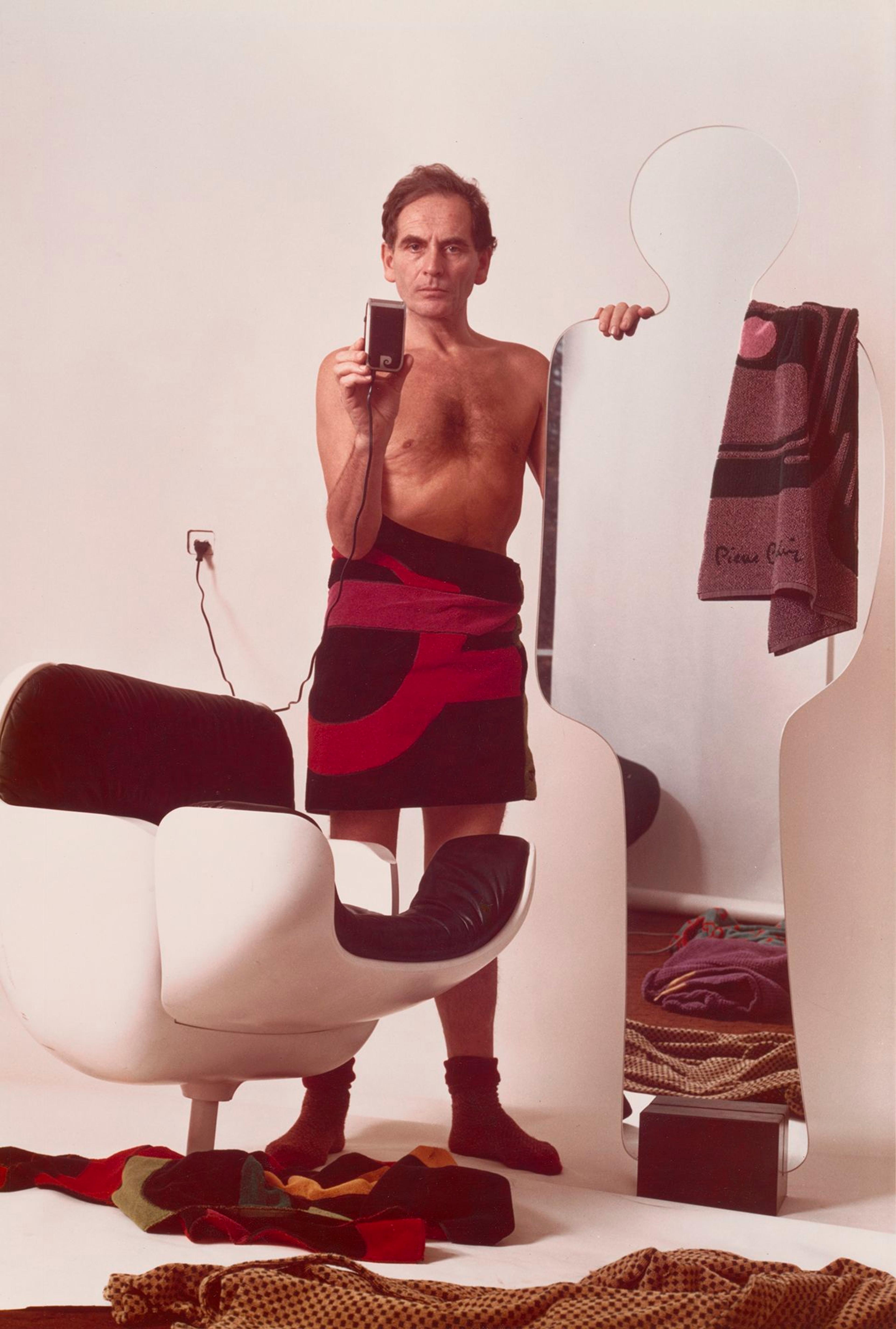 Eddie Adams (American, 1933–2004). Pierre Cardin, 1974. Chromogenic photograph on paper, 111/4 x 15 in. (28.6 x 38.1 cm). National Portrait Gallery, Smithsonian Institute; gift of Time magazine, Briscoe Center for American History, NPG.78.TC276. © Estate of Eddie Adams. (Photo: Courtesy of National Portrait Gallery)