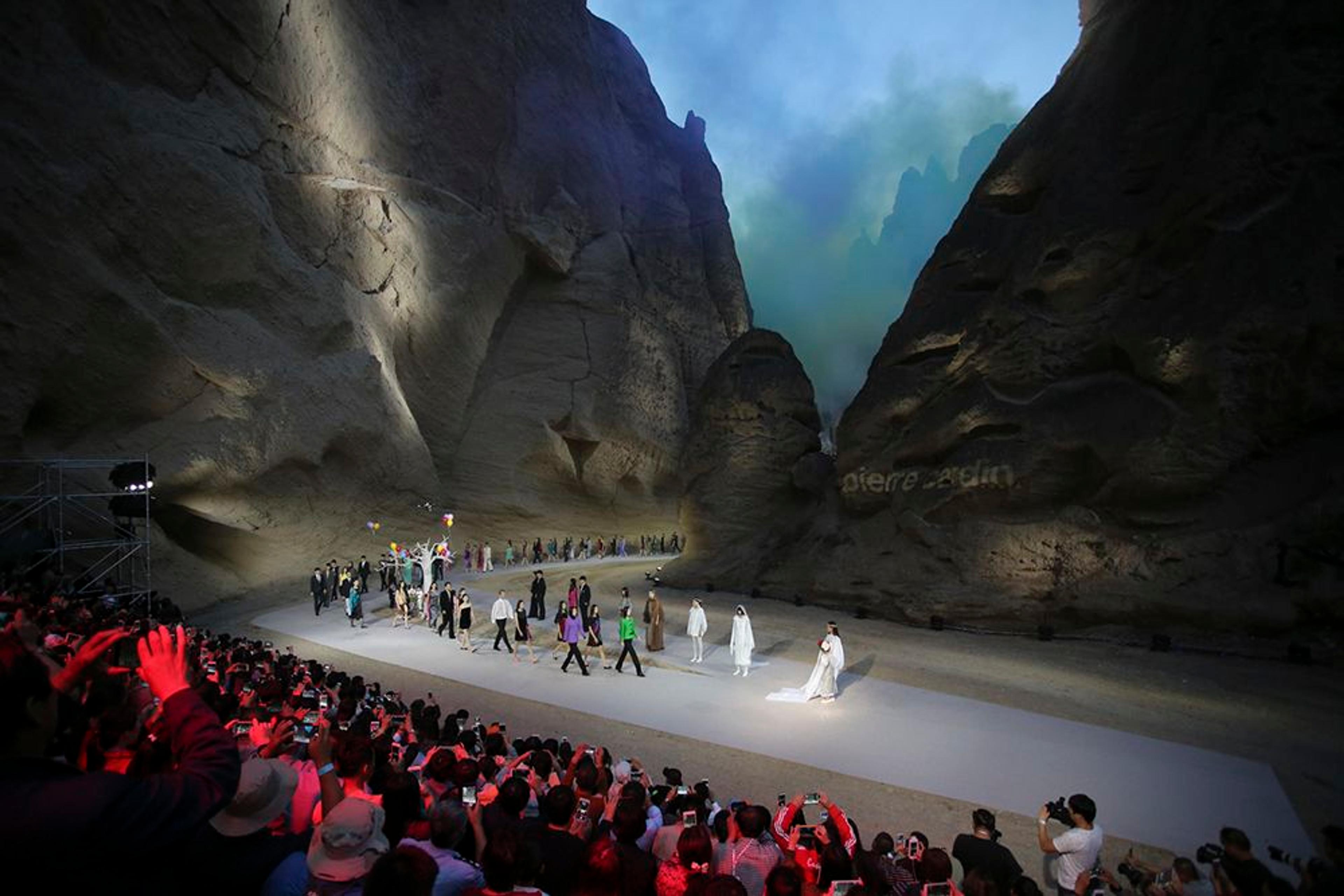 Presentation of Pierre Cardin’s Spring 2017 collection at the Yellow River Stone Forest National Geological Park in Baiyin, China, 2016. (Photo: Courtesy of Archives Pierre Cardin. © Archives Pierre Cardin)