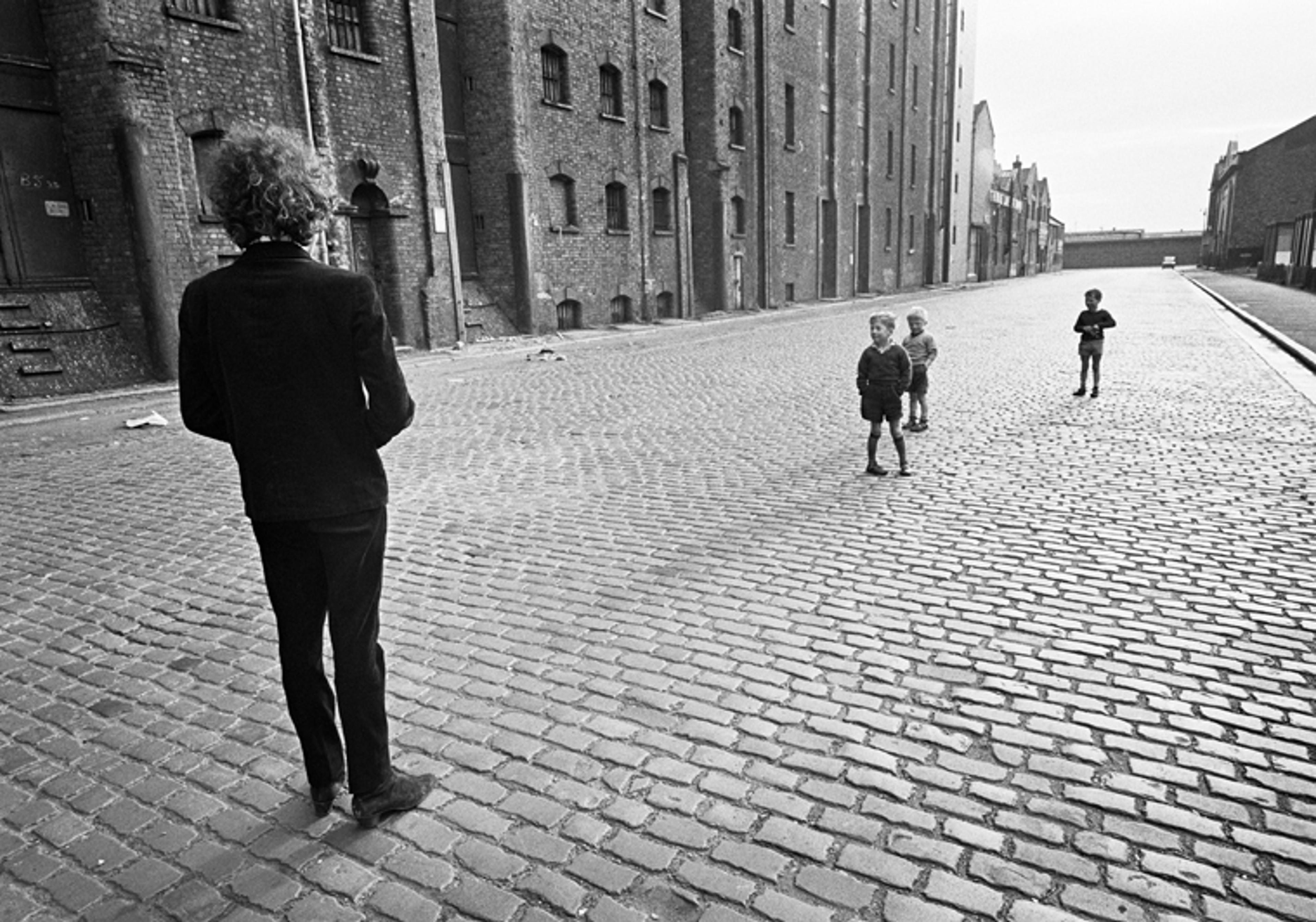 Barry Feinstein (American, born 1931). Bob Dylan with Kids, Liverpool, England, 1966 (printed 2009). Gelatin silver print. Courtesy Barry Feinstein