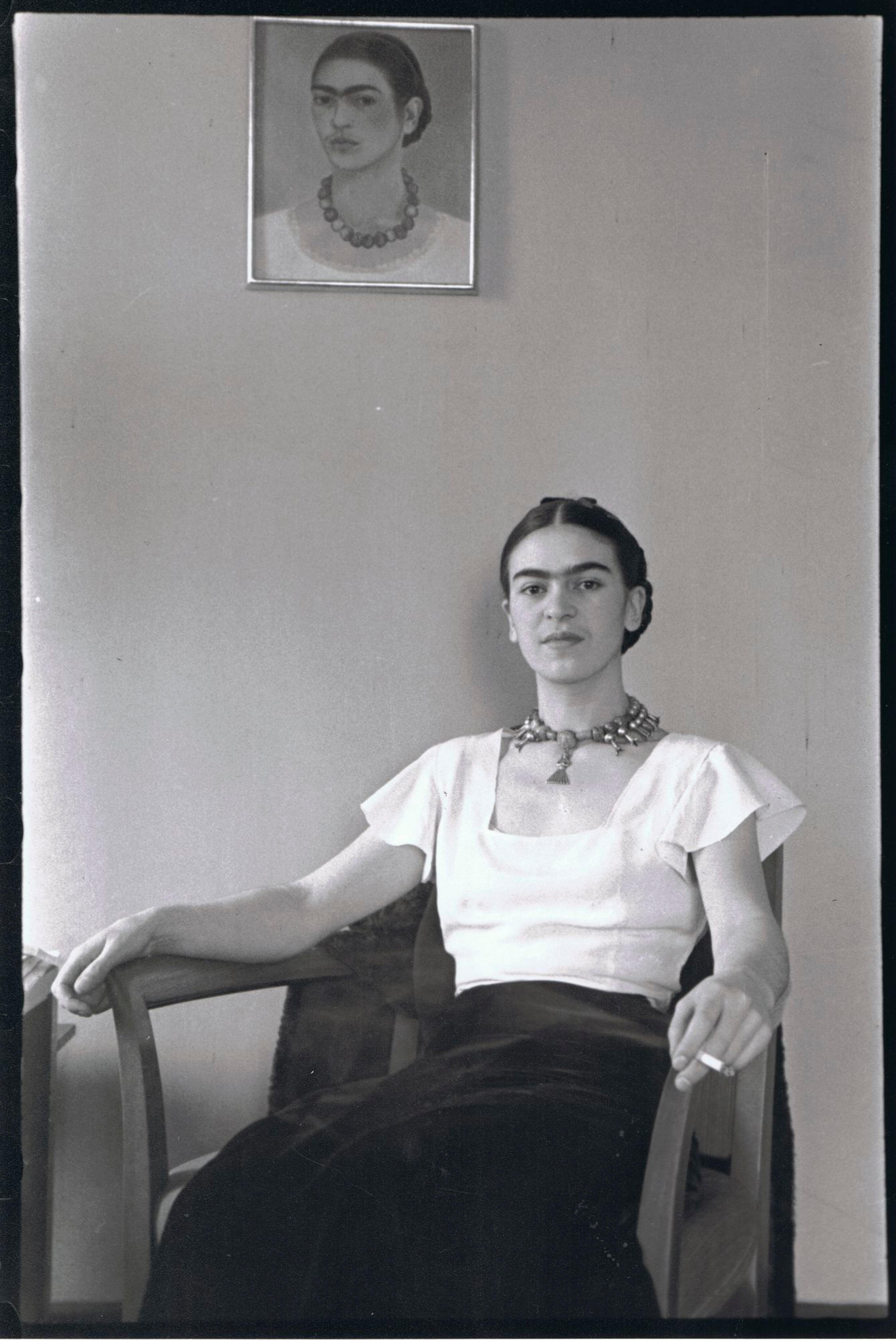 Lucienne Bloch (1909–1999), Frida Kahlo at the Barbizon Plaza Hotel, New York, 1933. Black and white photograph, 21 x 17 in. (53.5 x 43.2 cm). The Jacques and Natasha Gelman Collection of the 20th Century Mexican Art and the Vergel Foundation. © Lucienne Allen dba Old Stage Studios. (Image courtesy of Old Stage Studios)