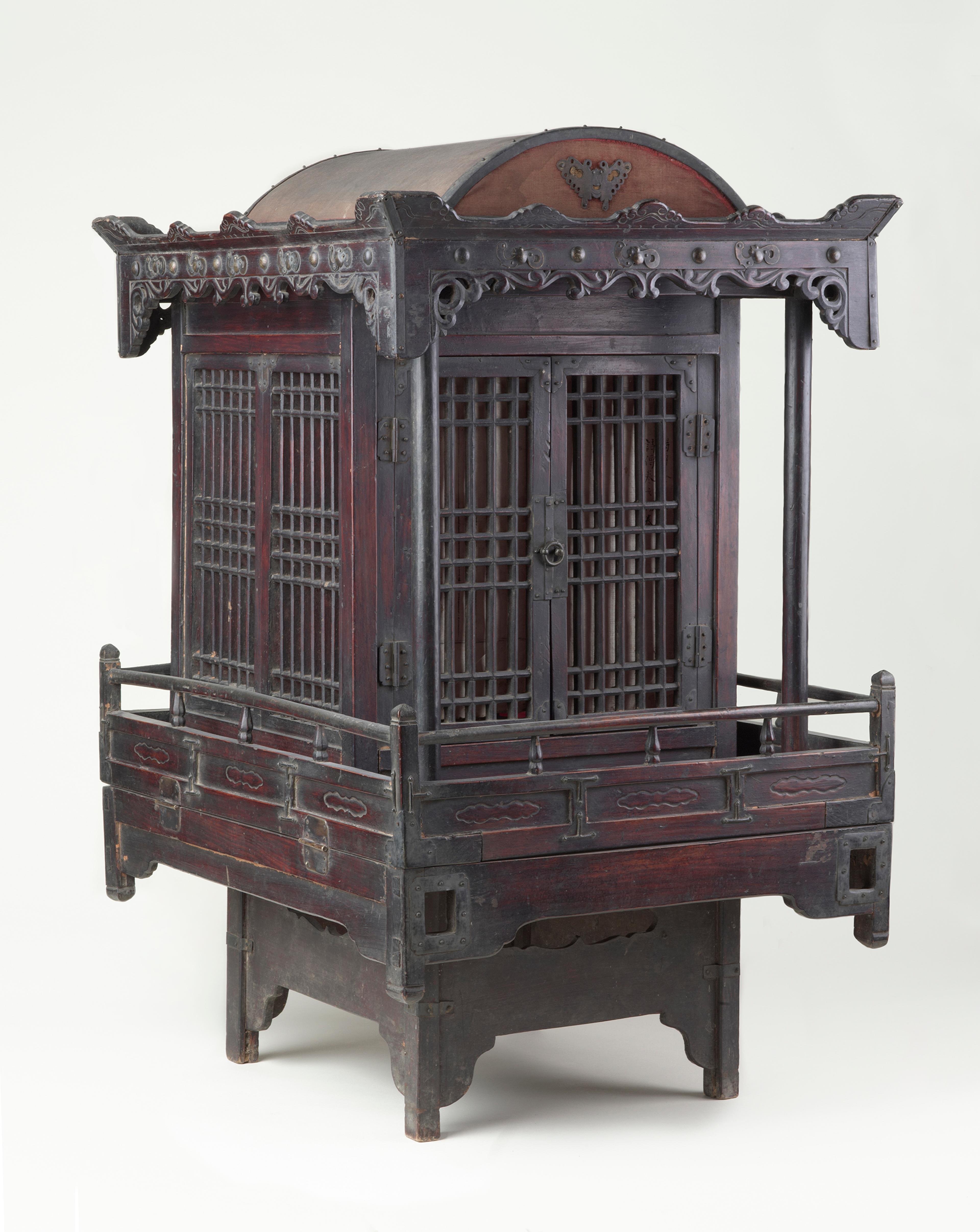 Palanquin for Funerary Processions. Korea; Joseon dynasty, 19th century. Wood, metal, paper, cloth, 341/2 x 201/2 x 251/4 in. (87.6 x 52.1 x 64.1 cm). Brooklyn Museum, Designated Purchase Fund, 85.224. (Photo: Sarah DeSantis, Brooklyn Museum)