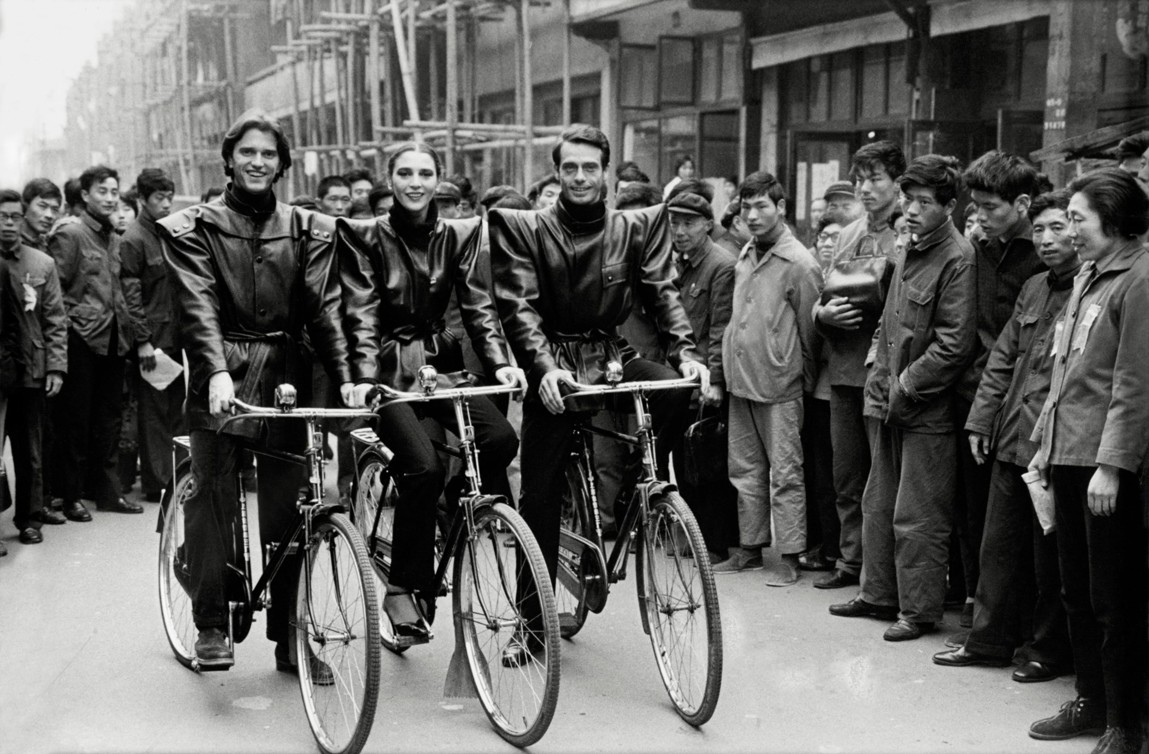 Models wearing Pierre Cardin “Pagoda” jackets in China, 1979. (Photo: Courtesy of Archives Pierre Cardin. © Archives Pierre Cardin)