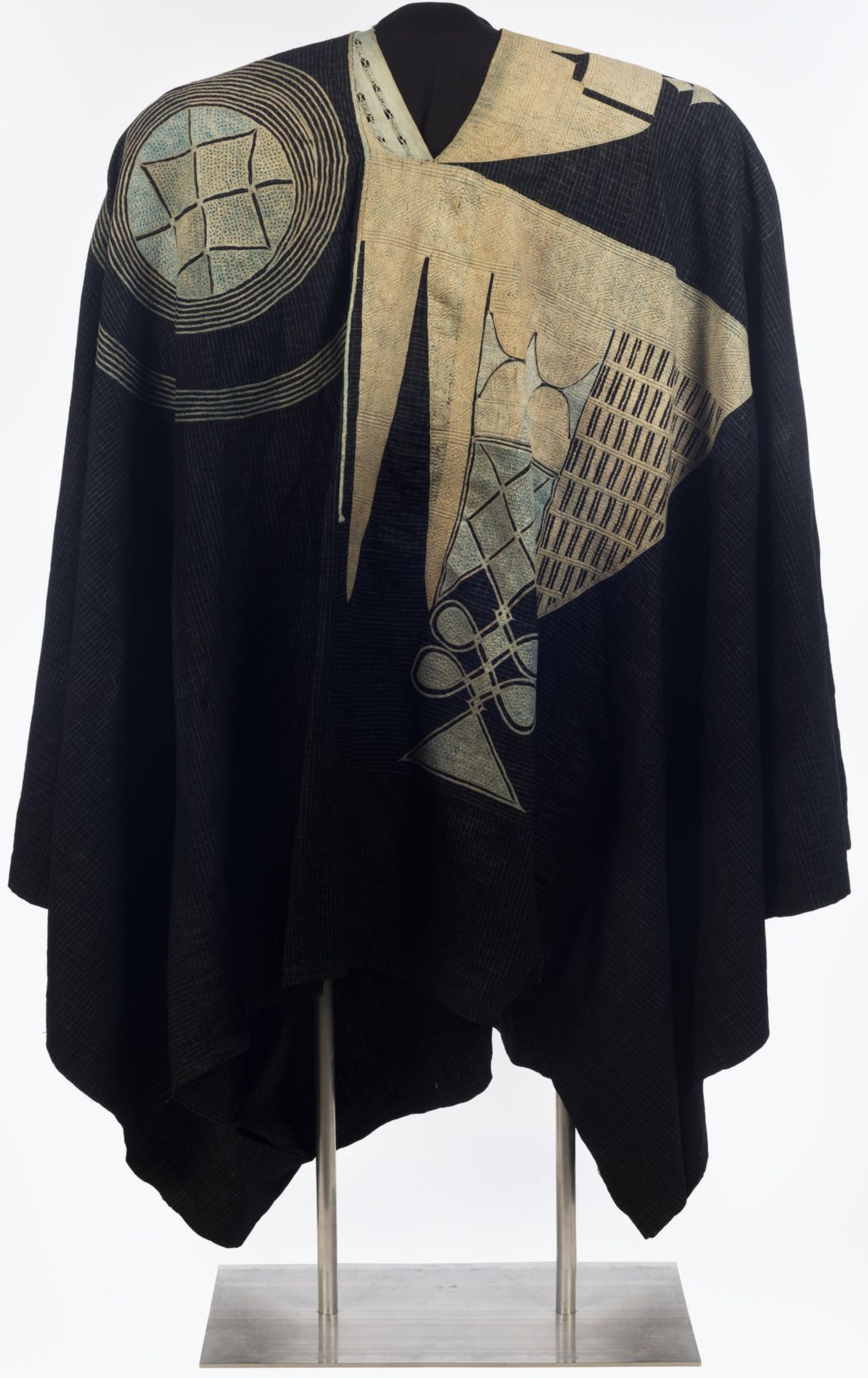 Yorùbá artist. Prestige Robe (agbádá or dàńdógó), 20th century. Nigeria. Cotton, silk, and indigo, 49 × 103 × 2 in. (124.5 × 261.6 × 5.1 cm). Brooklyn Museum; Gift of Dr. and Mrs. Philip Gould, 1991.230.2