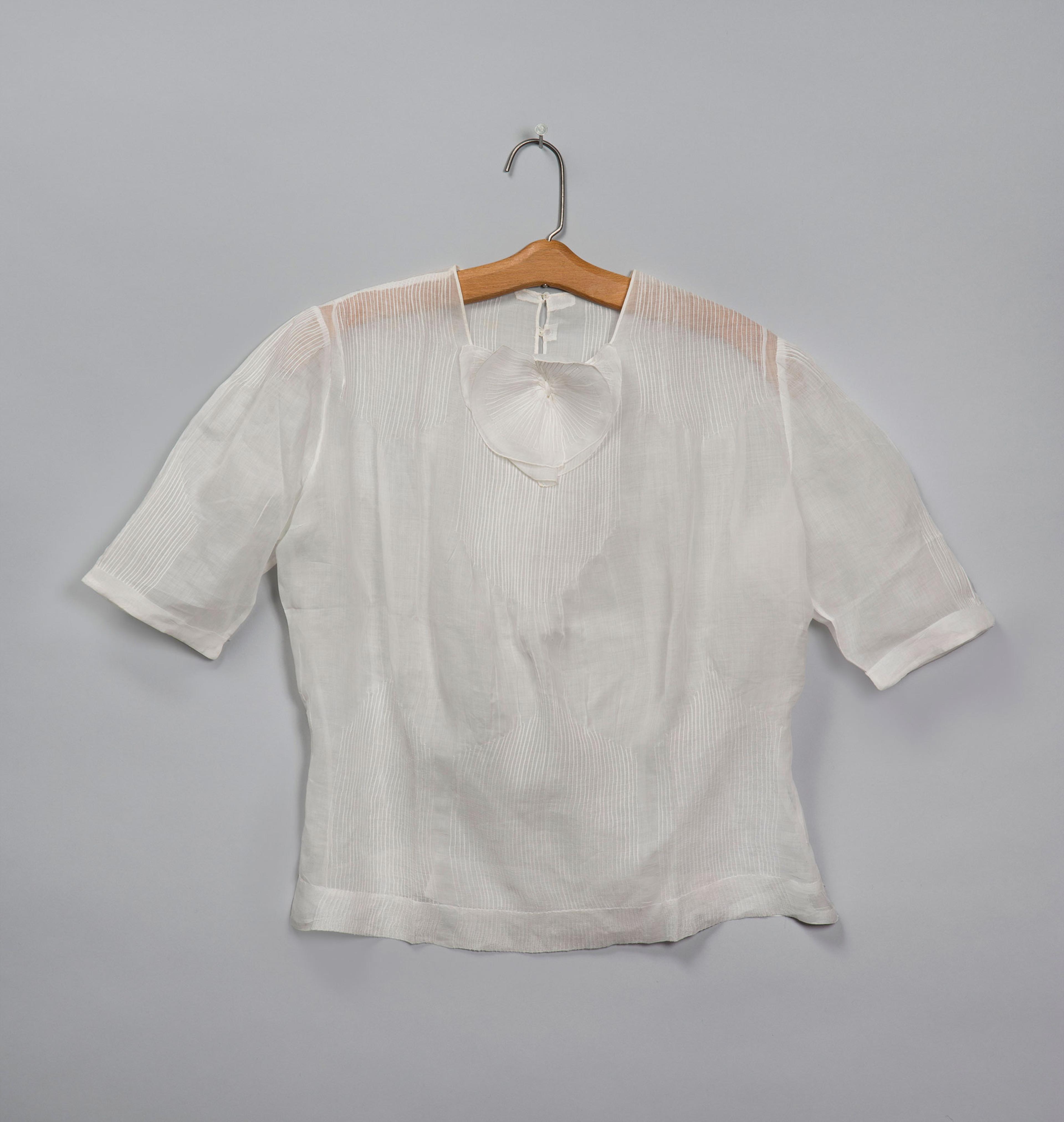 Attributed to Georgia O’Keeffe. Blouse, circa early to mid-1930s. White linen. Georgia O’Keeffe Museum, Santa Fe, N.M.; Gift of Juan and Anna Marie Hamilton, 2000.03.0248. (Photo: © Gavin Ashworth)