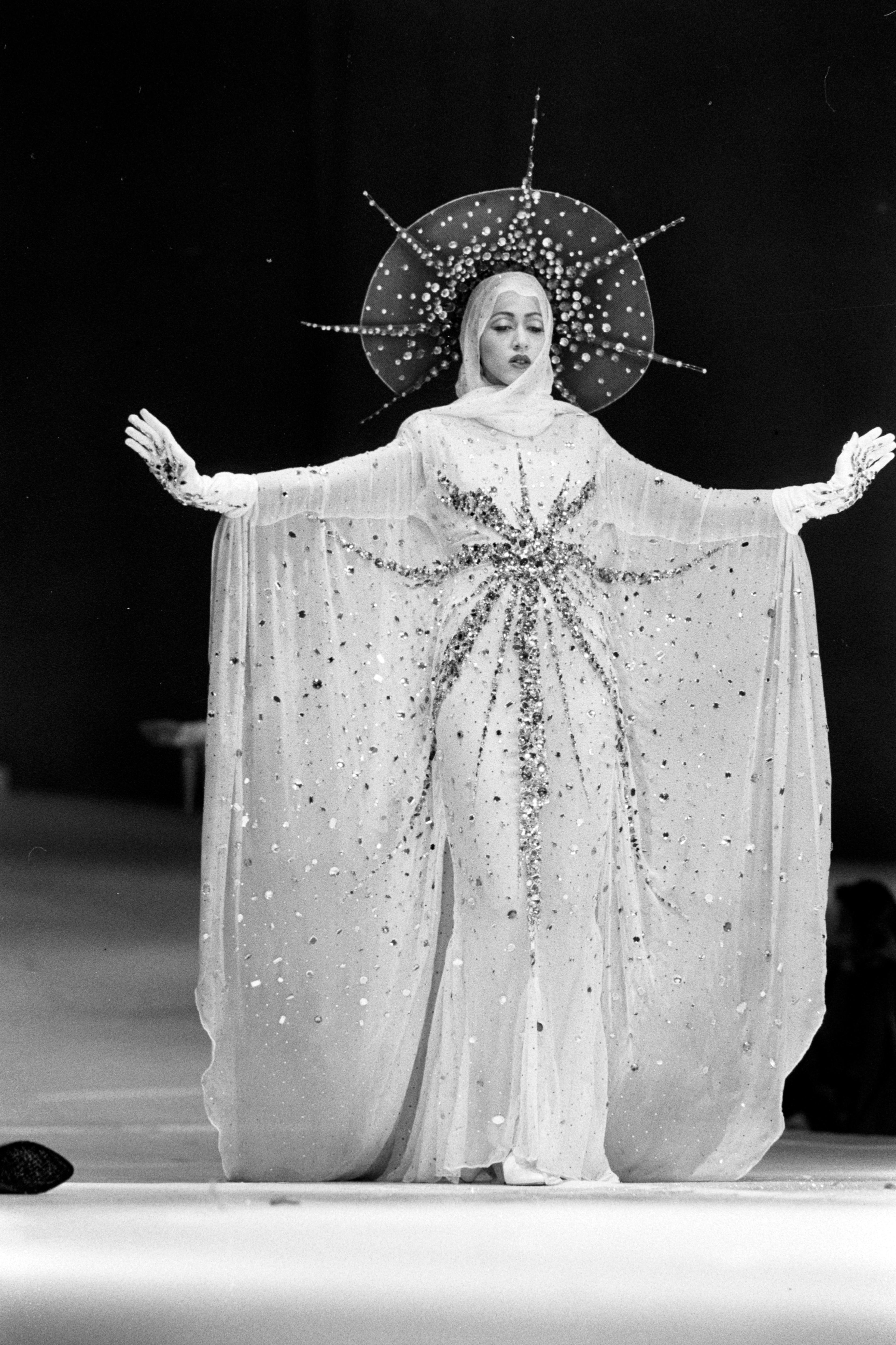 Pat Cleveland in Thierry Mugler for the finale of the tenth anniversary of the Mugler label in Paris, 1984. Prêt-à-porter Fall/Winter 1984–85 collection (“Hiver des anges — 10 ans”). Silk chiffon caped gown adorned with crystals. (Photo: Guy Marineau/WWD/Penske Media via Getty Images)